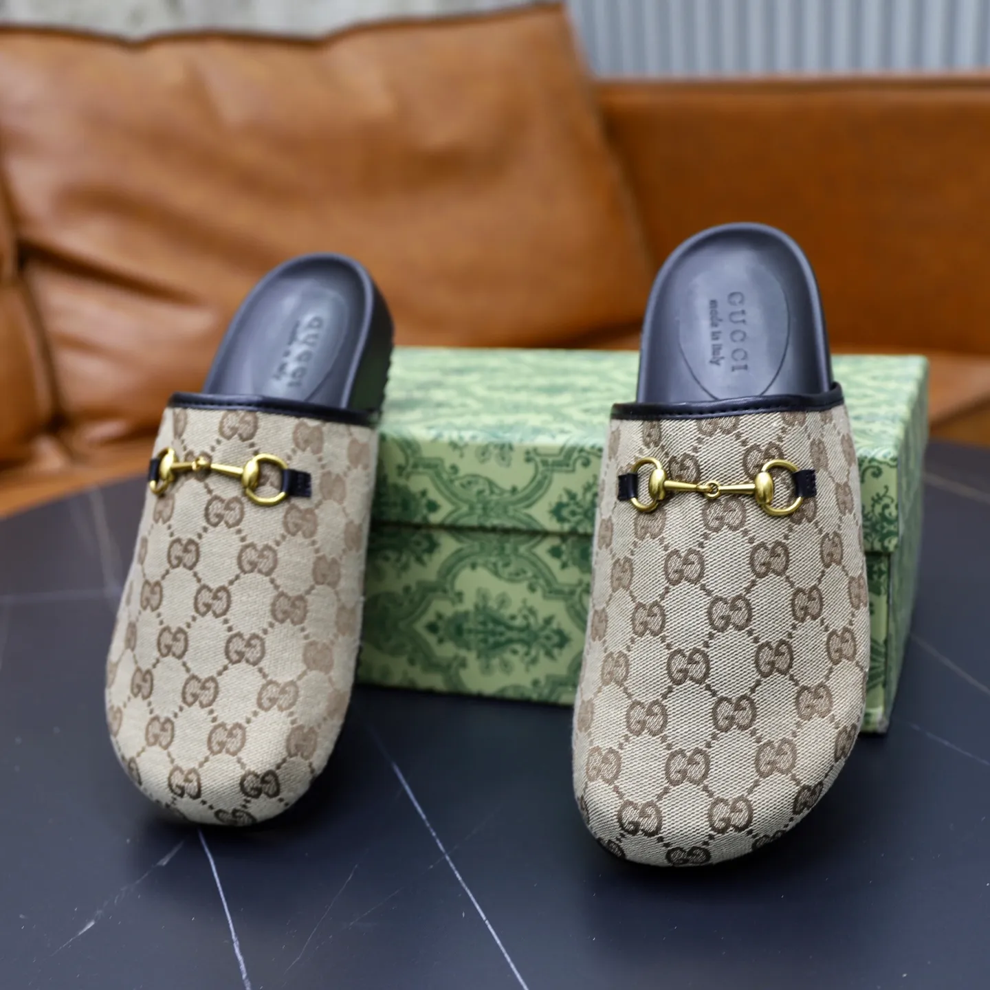 Ex-factory price: 340💰🙅‍♂️🙅‍♂️🙅‍♂️Couple model Brand: GUCCI Standard code: 35-44 (45 customized) Grade: Same as the official website Material: Original leather design Original lightweight wear-resistant molded outsole Style category: Men's fashion sandals Distinguished luxury brand elements Top luxury Color: Actual picture color